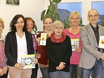 Lothar Riemer übergibt das Schild an Bürgermeister Bruno Kellner. Dabei sind auch die Mitglieder der Arbeitskreise, ganz links Pfarrer Reinhold Braun. Foto: Renate Neubecker