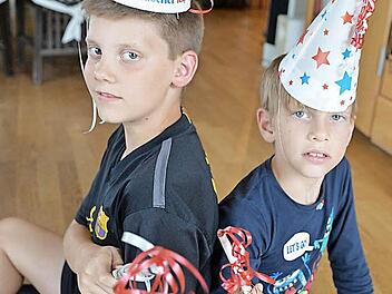 Colin und Quentin haben den Zauberhut schon auf und sehen dem Festival gespannt entgegen. Foto: Ronald Rinklef