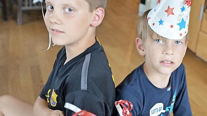 Colin und Quentin haben den Zauberhut schon auf und sehen dem Festival gespannt entgegen. Foto: Ronald Rinklef