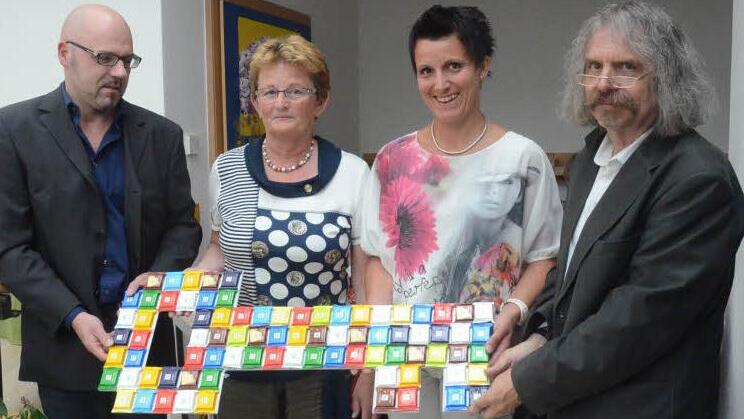 Diplom- Ingenieur Alexander Hempfling übereicht einen süßen Schokoladenschlüssel an die Kindergartenleitung, Ulla Übelacker und Maria Kotschenreuther sowie Pfarradministrator Pater Helmut Haagen