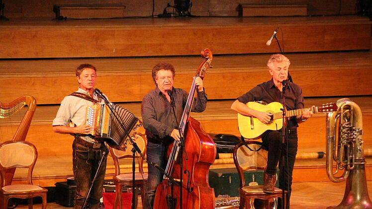 Die Well-Brüder Christoph, Karl und Michael bei ihrem Auftritt im Bad Kissinger Regentenbau. Foto: Ralf Ruppert