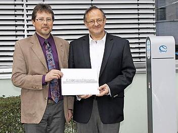 Stefan Hinterleitner (links) und Ferenc Batyi vom Energieforum Coburg möchten mit der Ausschreibung Architekten und Berater dazu bewegen, kreative Wege zur CO2-Minderung zu finden.  Foto: Dominic Buckreus