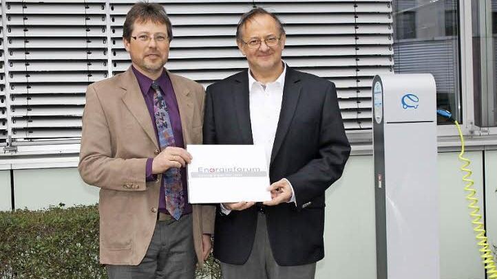 Stefan Hinterleitner (links) und Ferenc Batyi vom Energieforum Coburg möchten mit der Ausschreibung Architekten und Berater dazu bewegen, kreative Wege zur CO2-Minderung zu finden.  Foto: Dominic Buckreus