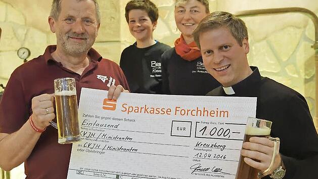 Die zwei Pfarrer mit dem Erlös ihrer gemeinsamen Braukunst (v.l.) Pfarrer Martin Kühn, Luitgard Friedel-Winkelmann mit ihrem Sohn Simon und Pfarrer Matthias Steffel  Foto: Markus Raupach