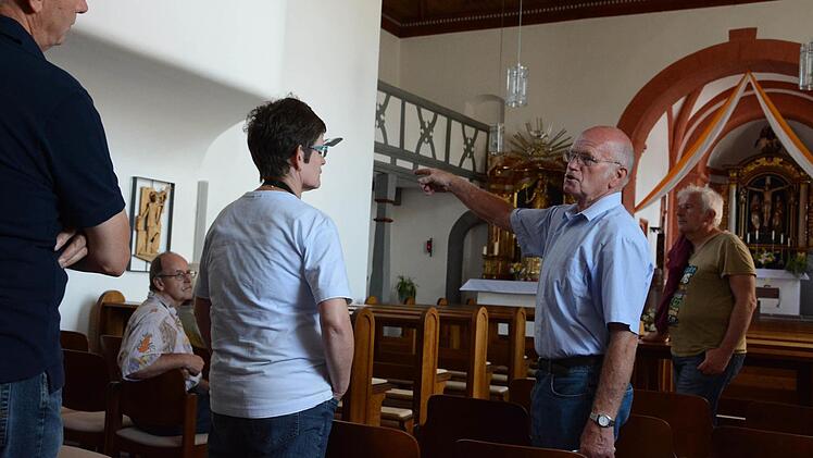 Kirchenpfleger Waldemar Hauk erläutert die Geschichte der Wehrkirche Fotos: Elisabeth Assmann