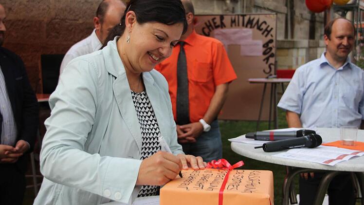 2. Bürgermeisterin Angela Hofmann (CSU) unterschreibt ein symbolisches Geschenk und verspricht damit, sich auch in Zukunft für bürgerschaftliches Engagement einzusetzen.  Foto: Andreas Schmitt