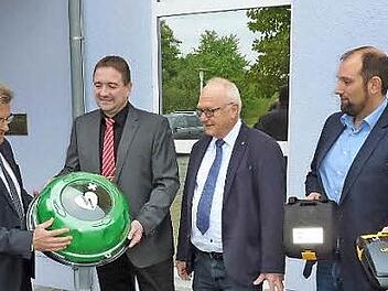 Lebensrettung mit dem Defibrillator: Stockheim verfügt nun über drei Geräte (von links): Kommandant Dirk Raupach, Bürgermeister Rainer Detsch, Jürgen Lenker, Hans Rebhan, Marco Häfner sowie Horst Hanna beim Info-Gespräch Foto: Gerd Fleischmann
