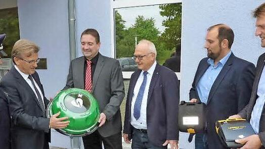 Lebensrettung mit dem Defibrillator: Stockheim verfügt nun über drei Geräte (von links): Kommandant Dirk Raupach, Bürgermeister Rainer Detsch, Jürgen Lenker, Hans Rebhan, Marco Häfner sowie Horst Hanna beim Info-Gespräch Foto: Gerd Fleischmann