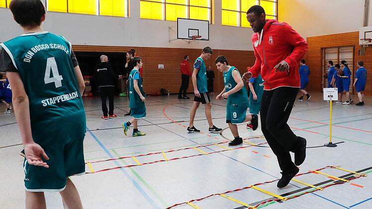 Förderschultag von Brose Bamberg am 6. Februar 2017 in der Aurachtalhalle Stegaurach: Die Basketball-Profis des Deutschen Meisters trainieren 140 Kinder. Foto: Daniel Löb