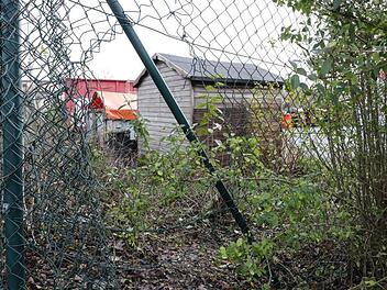 Immer wieder wird der Zaun des Wertstoffhofes in Forchheim-Nord von Dieben zerschnitten. Foto: Barbara Herbst