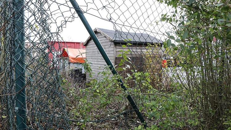 Immer wieder wird der Zaun des Wertstoffhofes in Forchheim-Nord von Dieben zerschnitten. Foto: Barbara Herbst