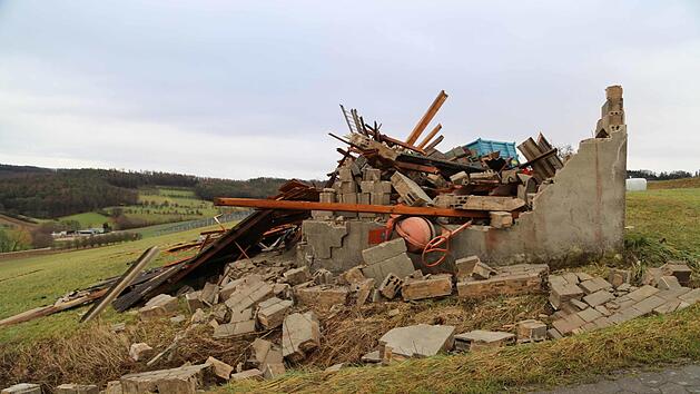 Der Sturm zerstörte unter anderem bei Kunreuth eine massiv gebaute Maschinenhalle. Foto: Franz Galster