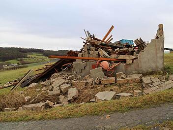 Der Sturm zerstörte unter anderem bei Kunreuth eine massiv gebaute Maschinenhalle. Foto: Franz Galster