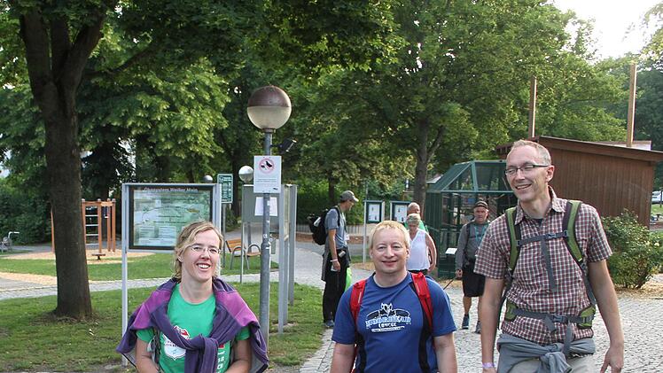 Als Silvia L&uuml;dtke, Ren&eacute; Wolf und Alexander Hofmann die Dr-Stammberger-Halle erblickten, konnten sie wieder L&auml;cheln. Foto: Sonny Adam