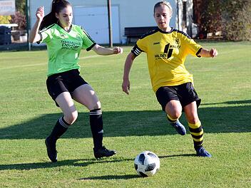 Oberreichenbachs Sophia Heilscher (re.) erzielte zwar den F&uuml;hrungstreffer, doch Schlaifhausen um Lea Finze drehte das Verfolgerduell in der Kreisliga. Foto: herzopress