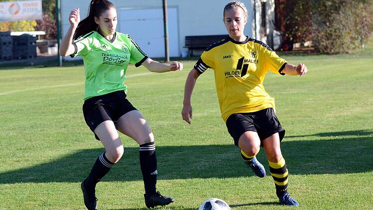 Oberreichenbachs Sophia Heilscher (re.) erzielte zwar den F&uuml;hrungstreffer, doch Schlaifhausen um Lea Finze drehte das Verfolgerduell in der Kreisliga. Foto: herzopress