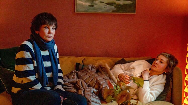 Karin Lossow (Katrin Sass, links) macht sich Sorgen um den Gesundheitszustand von Irina Zoschitz (Valery Tscheplanowa).