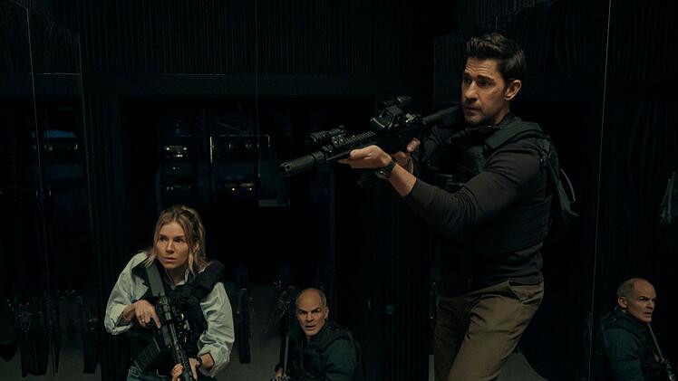 Jack Ryan (John Krasinski, rechts) wagt sich mit Emma Marlow (Sienna Miller) und Mike November (Michael Kelly) in die H&ouml;hle der L&ouml;wen.