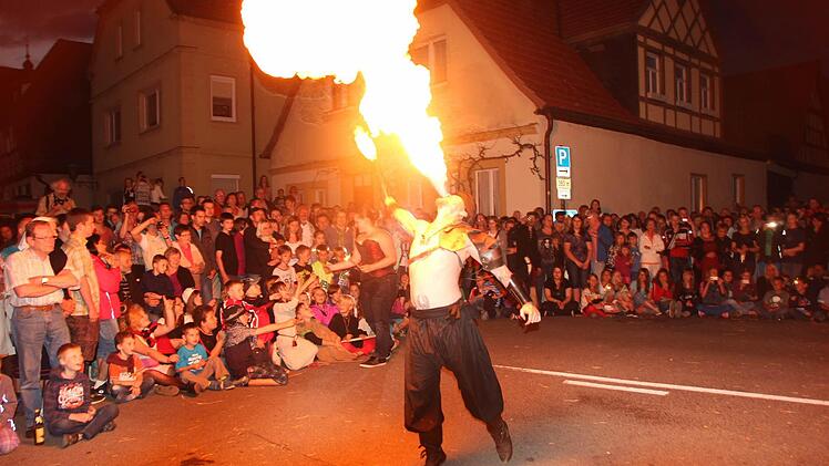 Die Feuervögel um den "Araber" Andi bieten eine beeindruckende, aber auch gefährliche Show. Foto: Eckehard Kiesewetter