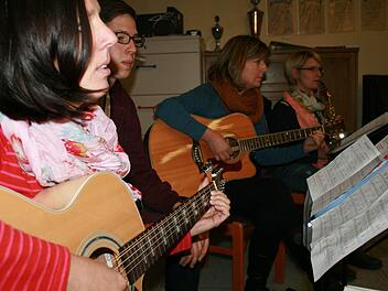 Die Stralsbacher Gruppe "Nur Mut" probt für ihre Konzerte im Dezember. Foto: Gabriele Sell