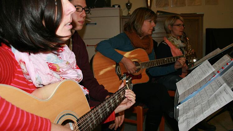 Die Stralsbacher Gruppe "Nur Mut" probt für ihre Konzerte im Dezember. Foto: Gabriele Sell