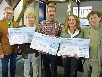 Die Spendenübergabe im Rathaus von Weitramsdorf (von links): Wolfgang Bauersachs, Karin Heublein, Michael Rädlein, Karolin Netschiporenko, Hartmut Braune-Bezold  Foto: Lothar Weidner