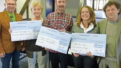 Die Spendenübergabe im Rathaus von Weitramsdorf (von links): Wolfgang Bauersachs, Karin Heublein, Michael Rädlein, Karolin Netschiporenko, Hartmut Braune-Bezold  Foto: Lothar Weidner
