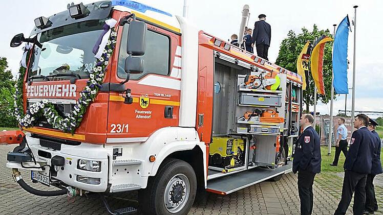 Das neue TLF 4000 der Altendorfer Feuerwehr. Die Gemeinde Altendorf hat auch in diesem Jahr wieder viele Investitionen in die Infrastruktur vor. Der Brandschutz gehört zu den gemeindlichen Pflichtaufgaben. In diesem Jahr sind Investitionen für die Umstellung auf den Digitalfunk geplant und die Endabrechnung für das neue Feuerwehrauto TLF 4000 liegt vor.  Foto: Andrea Spörlein