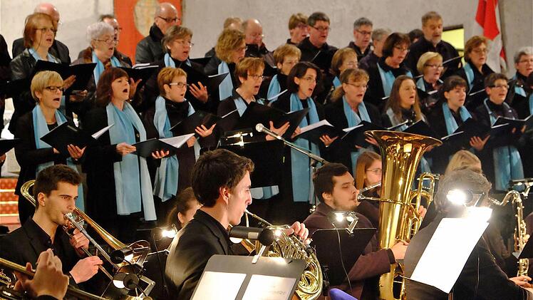 Zahlreiche Musiker füllen den Altarraum. Foto: Gerd Schaar