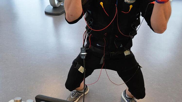 Ein Männchen auf dem Display gibt die Übungen vor. Foto: Ronald Rinklef