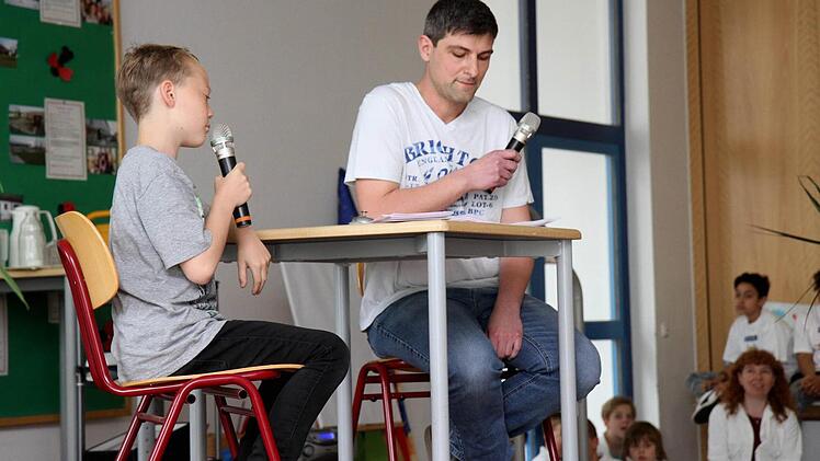 Hortsch&uuml;ler Robert m&ouml;chte von Martin Maes wissen, wie es vor 25 Jahren war. Foto: Richard S&auml;nger