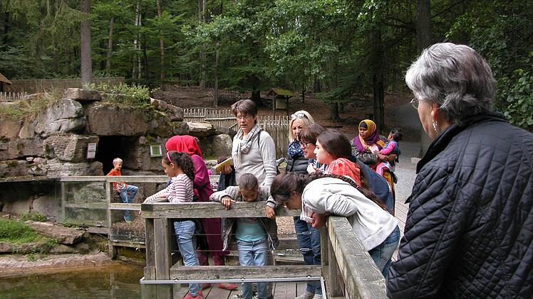 Fl&uuml;chtlingskinder besuchten den Wildpark Klaushof. Fotos: Karin Reinshagen
