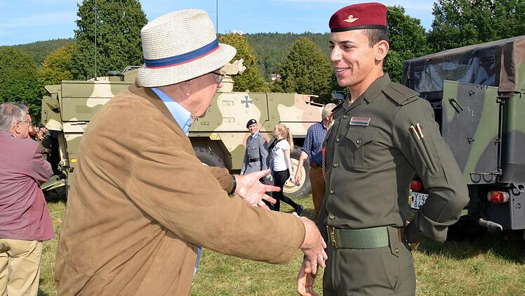 Manfred Grom aus Wollbach ist hier im Gespräch mit dem irakischen Kadetten Humam Ahram. Im Hintergrund sind verschiedene Geländefahrzeuge zu sehen. Foto: Kathrin Kupka-Hahn