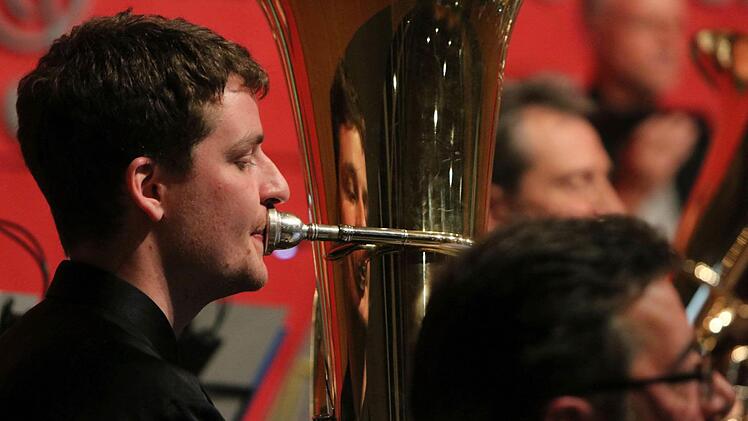 Begeisterten Beifall verdiente sich die Blaskapelle Meeder bei ihrem Jahreskonzert in der ausverkauften Schulturnhalle. Foto: Jochen Berger