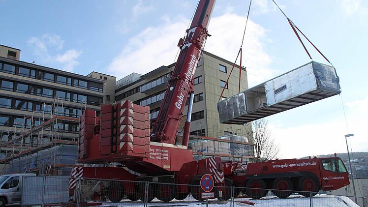 Das nächste 17,5 Meter lange und knapp vier Meter breite Modul kommt "angeflogen". Der 500-Tonnen-Kran lädt die bis zu 36 Tonnen schweren Container ab. Foto: Alexander Hartmann