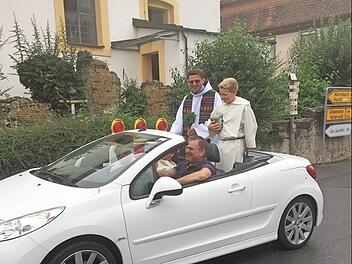 Stilecht fuhr Pfarrer Flavian Michali im Wichsensteiner "Papamobil" vor, um anschließend die Autos der Gottesdienstbesucher zu segnen.