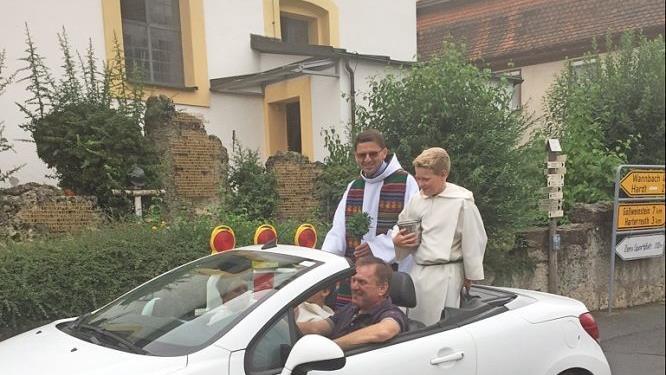 Stilecht fuhr Pfarrer Flavian Michali im Wichsensteiner "Papamobil" vor, um anschließend die Autos der Gottesdienstbesucher zu segnen.