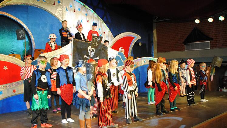 Die 1. und 2. Klasse der Grundschule hatten einen Piratentanz einstudiert, zu dem sie auch noch sangen. Foto: Evelyn Schneider