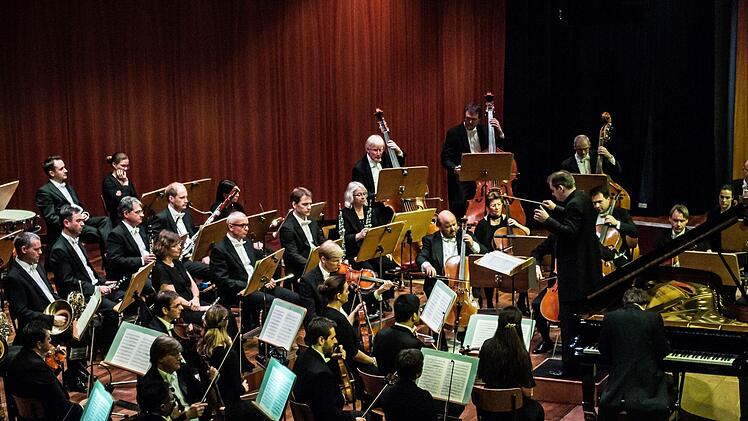 Der Pianist Alexander Schimpf war der umjubelte Solist beim Sinfoniekonzert des Landestheaters im Coburger Kongresshaus. Am Dirigentenpult stand als Gast Johannes KlumppFoto: Jochen Berger