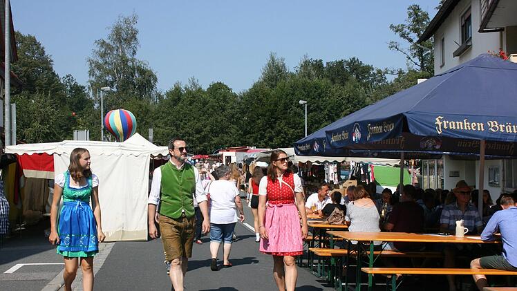 Viele Kirchweihbesucher kamen in Tracht nach Mitwitz. Foto: Maria L&ouml;ffler