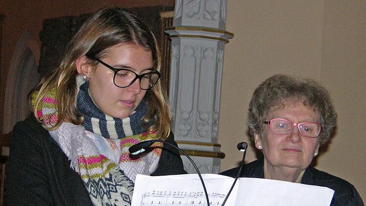 Julia Rogge, Schülerin des Gymnasiums Albertinum Coburg, am Klavier Foto: Klaus Oelzner