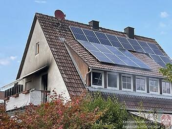 Feuer in Hagenau (Baiersdorf) - Feuerwehr l&ouml;scht Brand