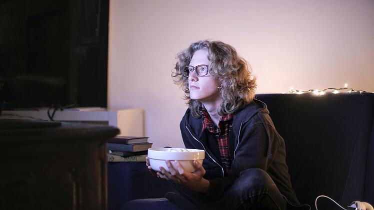 Folge des Binge Watchings kann eine ungesündere Ernährung sein.