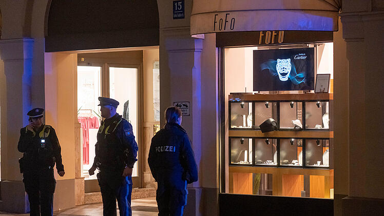 Flucht auf E-Scootern? Bande überfällt Münchner Nobel-Juwelier - Großfahndung angelaufen