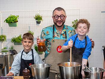 Sebastian Lege (Mitte) weiß: Wenn Kinder mitkochen dürfen, schmeckt ihnen das Essen meist auch besser.