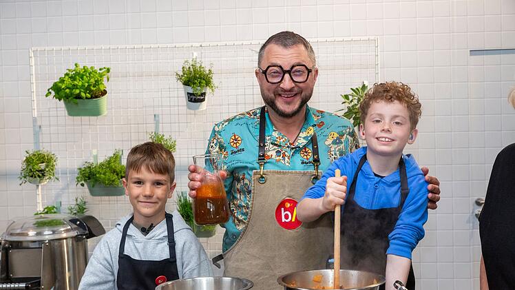 Sebastian Lege (Mitte) weiß: Wenn Kinder mitkochen dürfen, schmeckt ihnen das Essen meist auch besser.