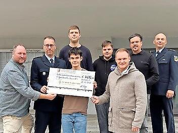 Bei der Spenden&uuml;bergabe: Thorsten Duda (links; 1. Vorsitzender FFW Oerlenbach), Polizeioberrat Dominik Lambiase (2.v.l.; Leiter Lehrbereich Bundespolizei), Polizeihauptkommissar Thorsten Krug (rechts, &Ouml;ffentlichkeitsarbeit Bundespolizei), Matthias...