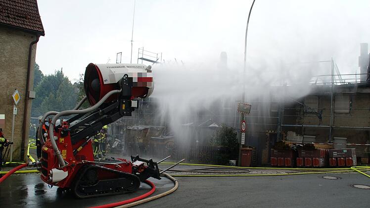 Brand im Dachstuhl: Feuer zerst&ouml;rt Doppelhaus im Kreis Bayreuth