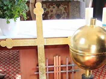 Die renovierte Turmzier wurde an der Nackendorfer Laurentiuskapelle befestigt.