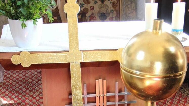 Die renovierte Turmzier wurde an der Nackendorfer Laurentiuskapelle befestigt.